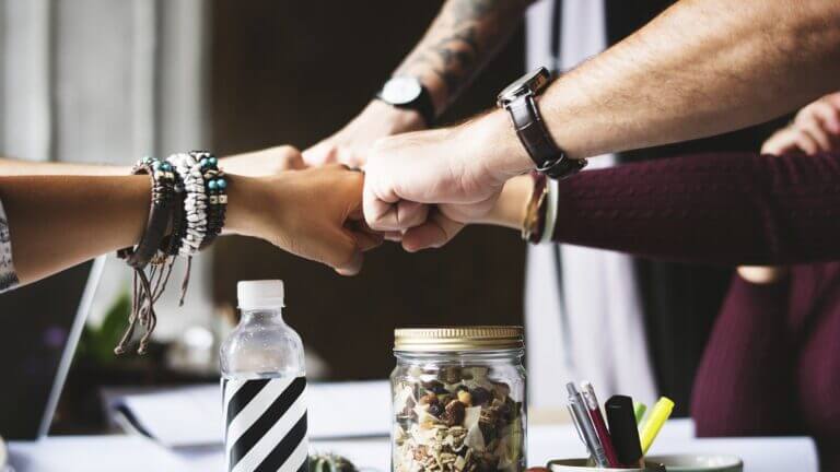 haender bumpfist faellesskab