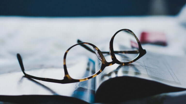 briller magasin blad unsplash